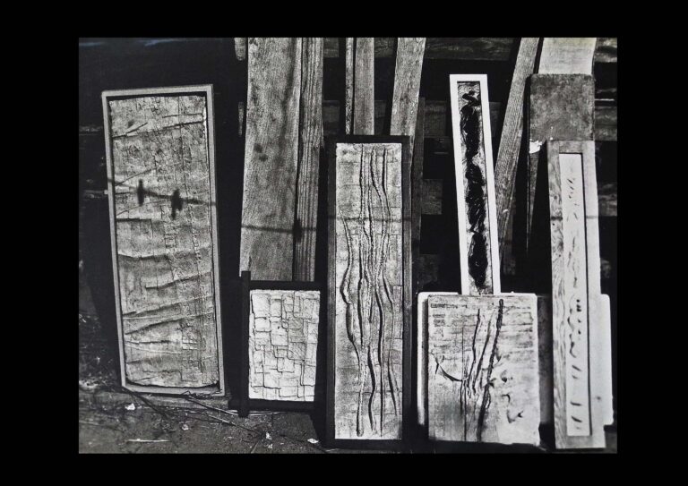 collection de bas-reliefs en plâtre encadrés de bois